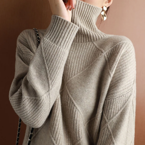 Cassandra – Suéter de Gola Alta Elegante