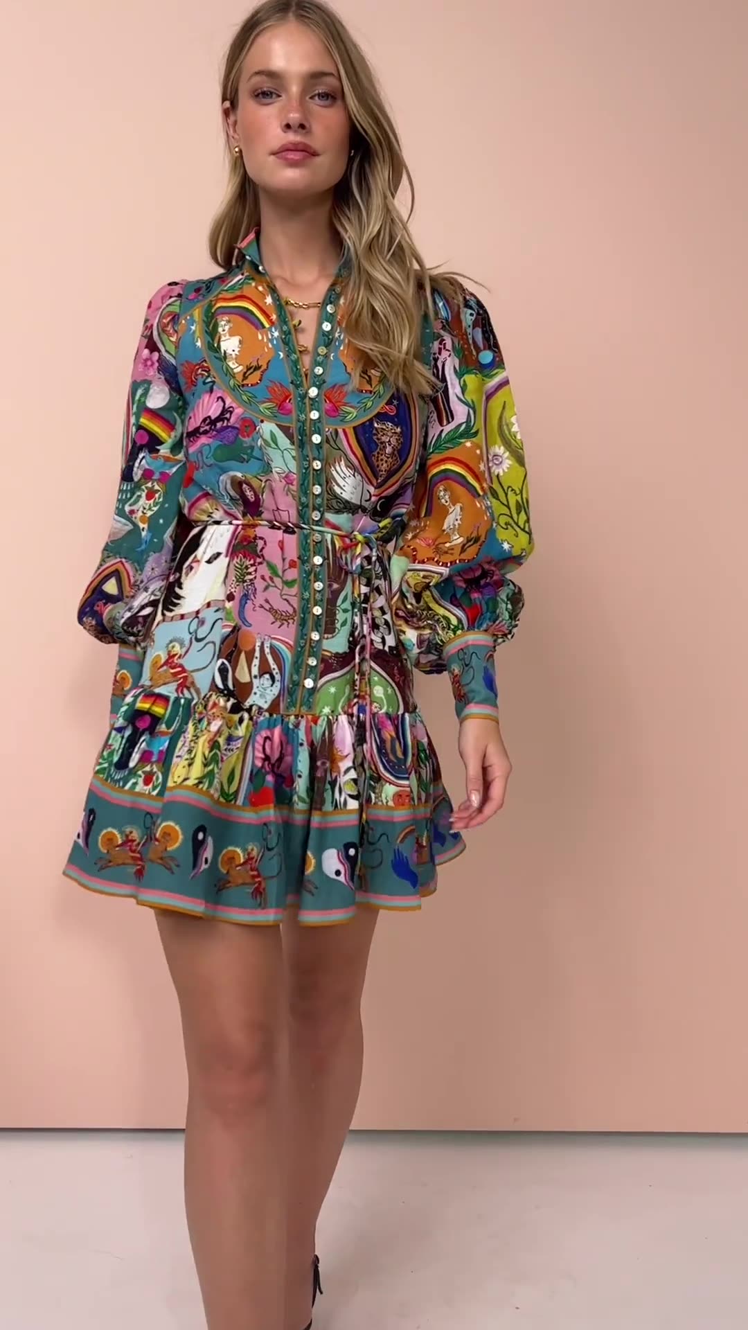 Vestido curto e colorido Violeta™